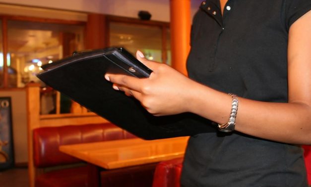 Explotación laboral en restaurantes de Donostia: trabajar de lunes a domingo doce horas por 1.068 euros