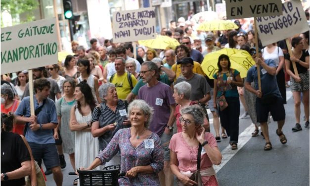 Una nutrida manifestación recorre Donostia «contra este modelo de ciudad»