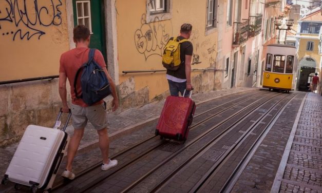 Portugal revoluciona su política de la vivienda: prohibirá nuevos pisos turísticos y elimina los ‘visados de oro’