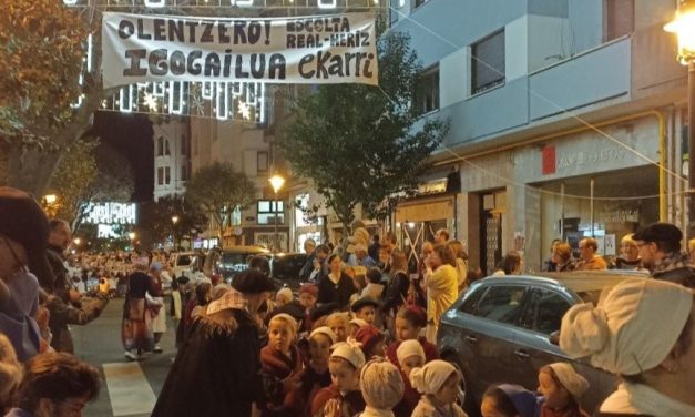 Antiguako bizilagunek Olentzerori eskatu diote DonostiakoUdala-ri gehiegi atzeratzen ari zaion igogailua.