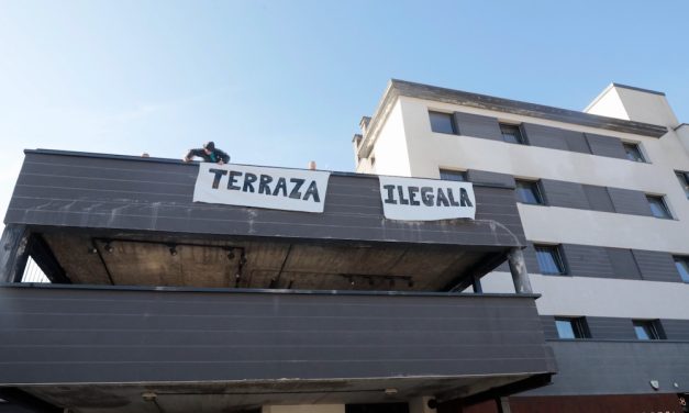 Koisi ostatuak terraza ilegala erabiltzen jarraitzen duela salatu dute hainbat bizilagunek