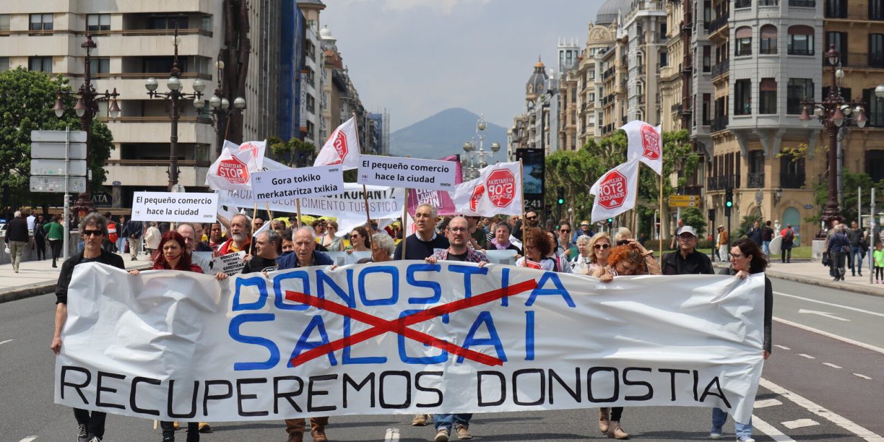 3000 pertsonak, 48 taldek deituta, manifestazioa egin dute Donostiako kaleetan, politikariei/udal gobernuari mezu argia bidaliz: Donostia ez dago salgai, eredu aldaketa premiazkoa da. Berreskura dezagun hiria.
